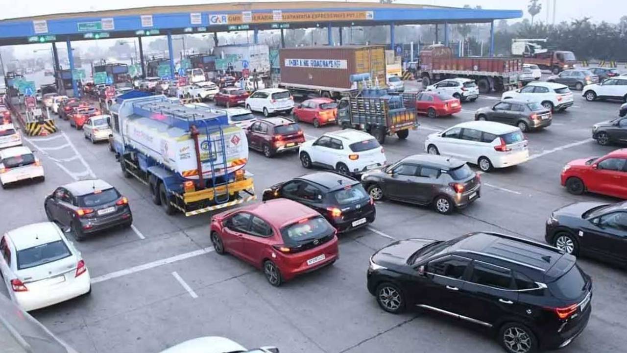 Highway: హైదరాబాద్- విజయవాడ హైవేపై వెళ్లే వాహనదారులకు గుడ్ న్యూస్.. ఆ మూడు చోట్ల తగ్గిన టోల్ ఛార్జీలు Highway: హైదరాబాద్- విజయవాడ హైవేపై వెళ్లే వాహనదారులకు గుడ్ న్యూస్.. ఆ మూడు చోట్ల తగ్గిన టోల్ ఛార్జీలు
