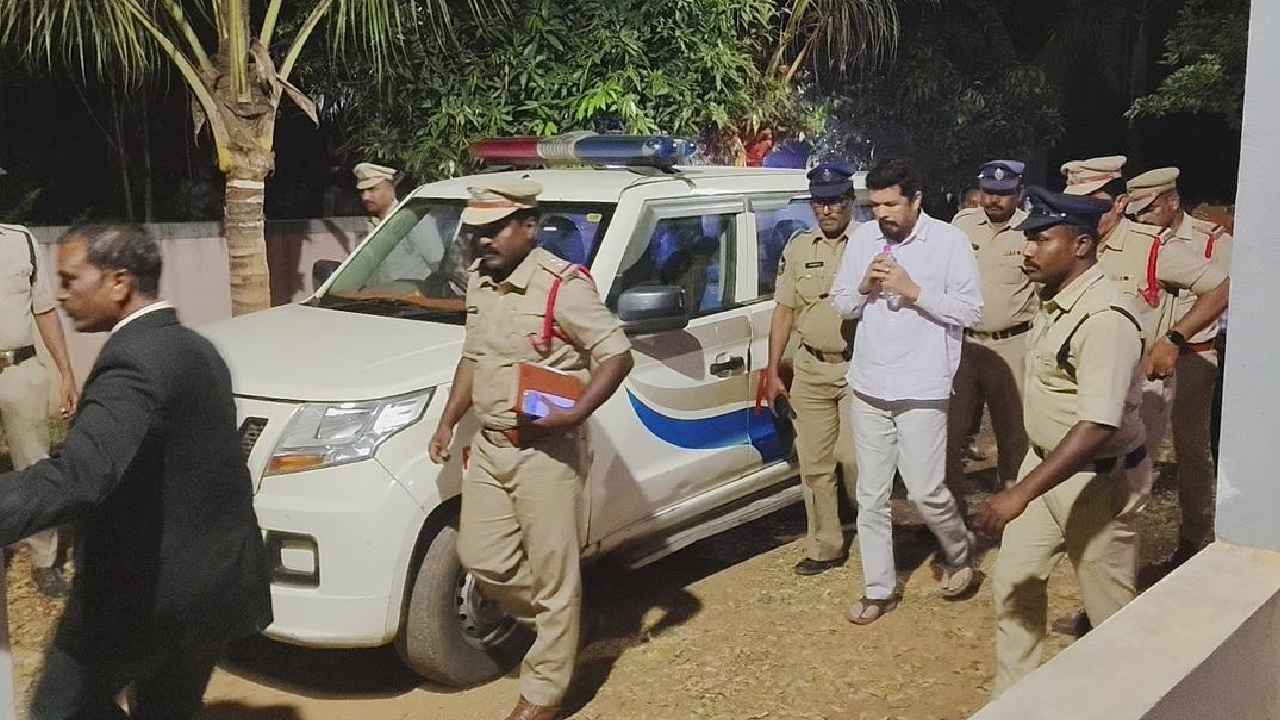 Posani Krishna Murali : పోసాని కృష్ణమురళికి బిగ్ రిలీఫ్..! బెయిల్ మంజూరు చేసిన గుంటూరు కోర్టు Posani Krishna Murali : పోసాని కృష్ణమురళికి బిగ్ రిలీఫ్..! బెయిల్ మంజూరు చేసిన గుంటూరు కోర్టు