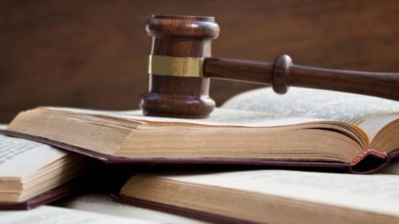 Pune court: అలాఉంటే నీ భర్తకు నీపై ఇంట్రెస్ట్ ఎలా వస్తుంది..? వివాహితను ప్రశ్నించిన జడ్జి Pune court: అలాఉంటే నీ భర్తకు నీపై ఇంట్రెస్ట్ ఎలా వస్తుంది..? వివాహితను ప్రశ్నించిన జడ్జి