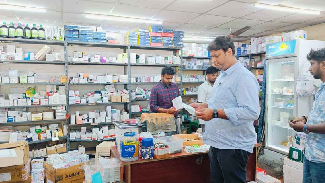 Raids In Medical Shops : ఏపీలో ఆపరేషన్ గరుడ.. రాష్ట్రవ్యాప్తంగా మెడికల్ షాపులు, ఏజెన్సీల్లో తనిఖీలు.. Raids In Medical Shops : ఏపీలో ఆపరేషన్ గరుడ.. రాష్ట్రవ్యాప్తంగా మెడికల్ షాపులు, ఏజెన్సీల్లో తనిఖీలు..