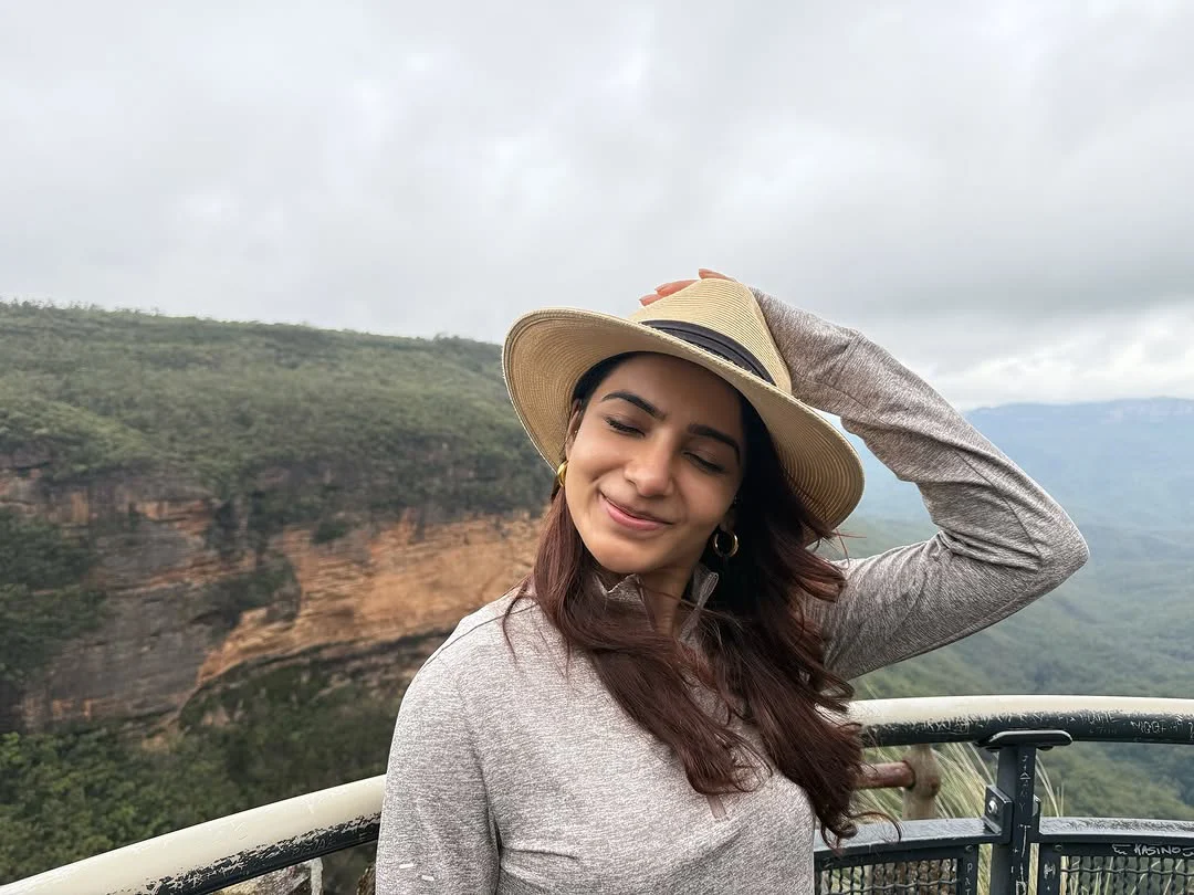 Samantha Enjoying Vacation in Sydney Wildlife Park