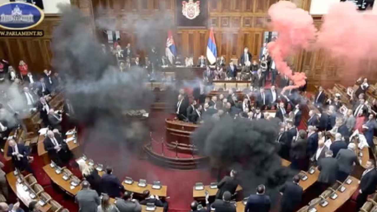 Serbia Parliament : వామ్మో.. ఇది పార్లమెంటా? యుద్ధ భూమా? సభలో స్మోక్ బాంబులు, కోడి గుడ్లు.. Serbia Parliament : వామ్మో.. ఇది పార్లమెంటా? యుద్ధ భూమా? సభలో స్మోక్ బాంబులు, కోడి గుడ్లు..