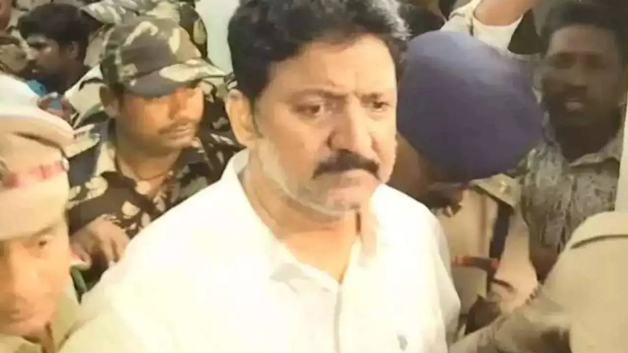 Vallabhaneni Vamsi: వల్లభనేని వంశీకి మళ్లీ నిరాశే.. రిమాండ్ను పొడగించిన సీఐడీ కోర్టు Vallabhaneni Vamsi: వల్లభనేని వంశీకి మళ్లీ నిరాశే.. రిమాండ్ను పొడగించిన సీఐడీ కోర్టు