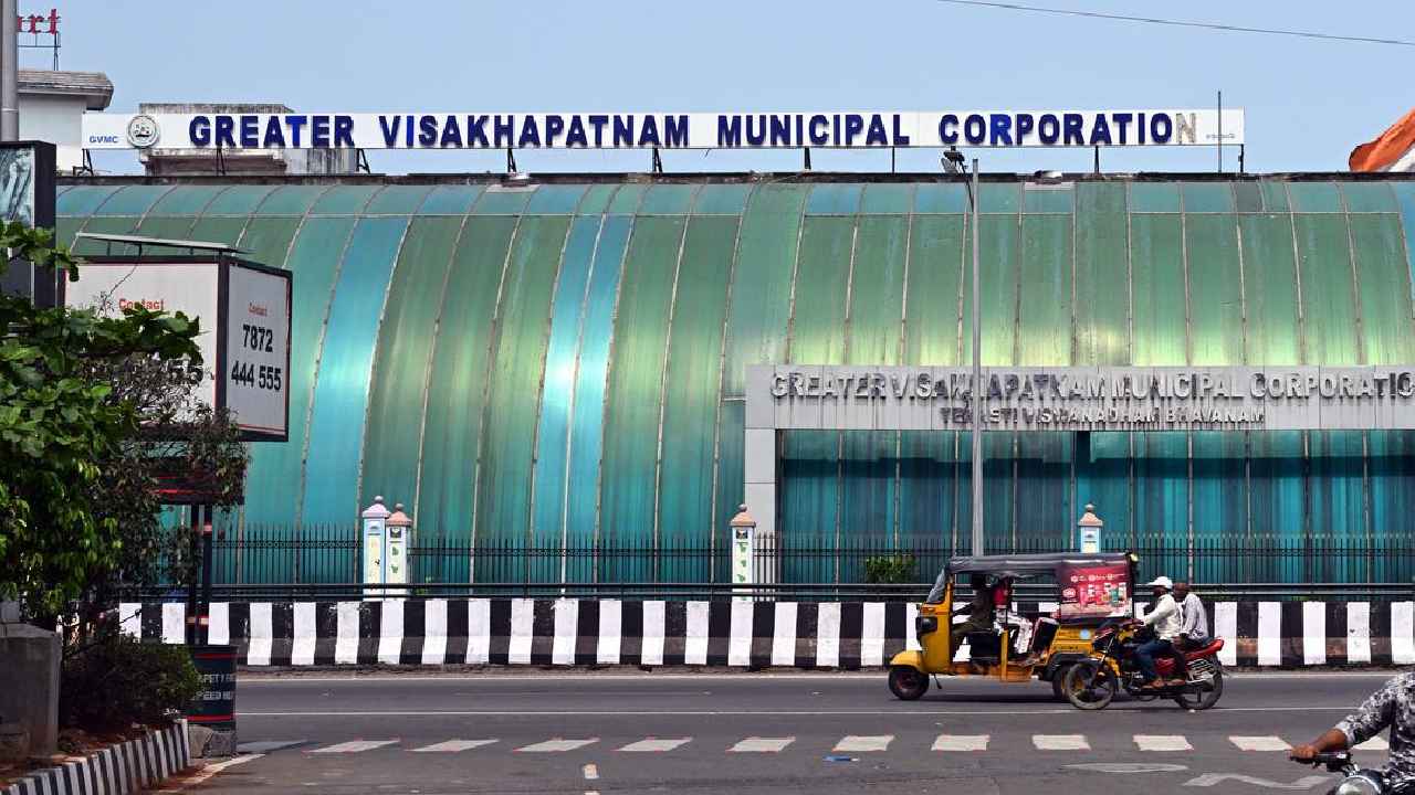 Visakha Municipal Corporation : మలేషియాకు కార్పొరేటర్లు..!- విశాఖలో ఉత్కంఠ రేపుతున్న క్యాంప్ రాజకీయాలు Visakha Municipal Corporation : మలేషియాకు కార్పొరేటర్లు..!- విశాఖలో ఉత్కంఠ రేపుతున్న క్యాంప్ రాజకీయాలు