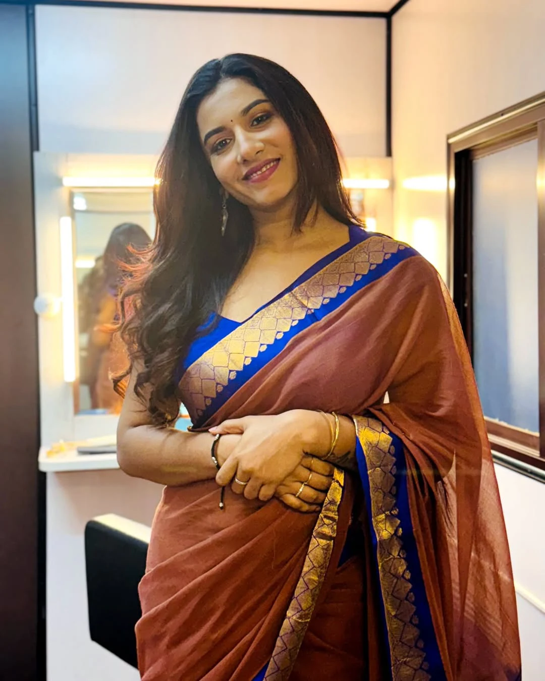 Anchor Vishnupriyaa Bhimeneni in Saree