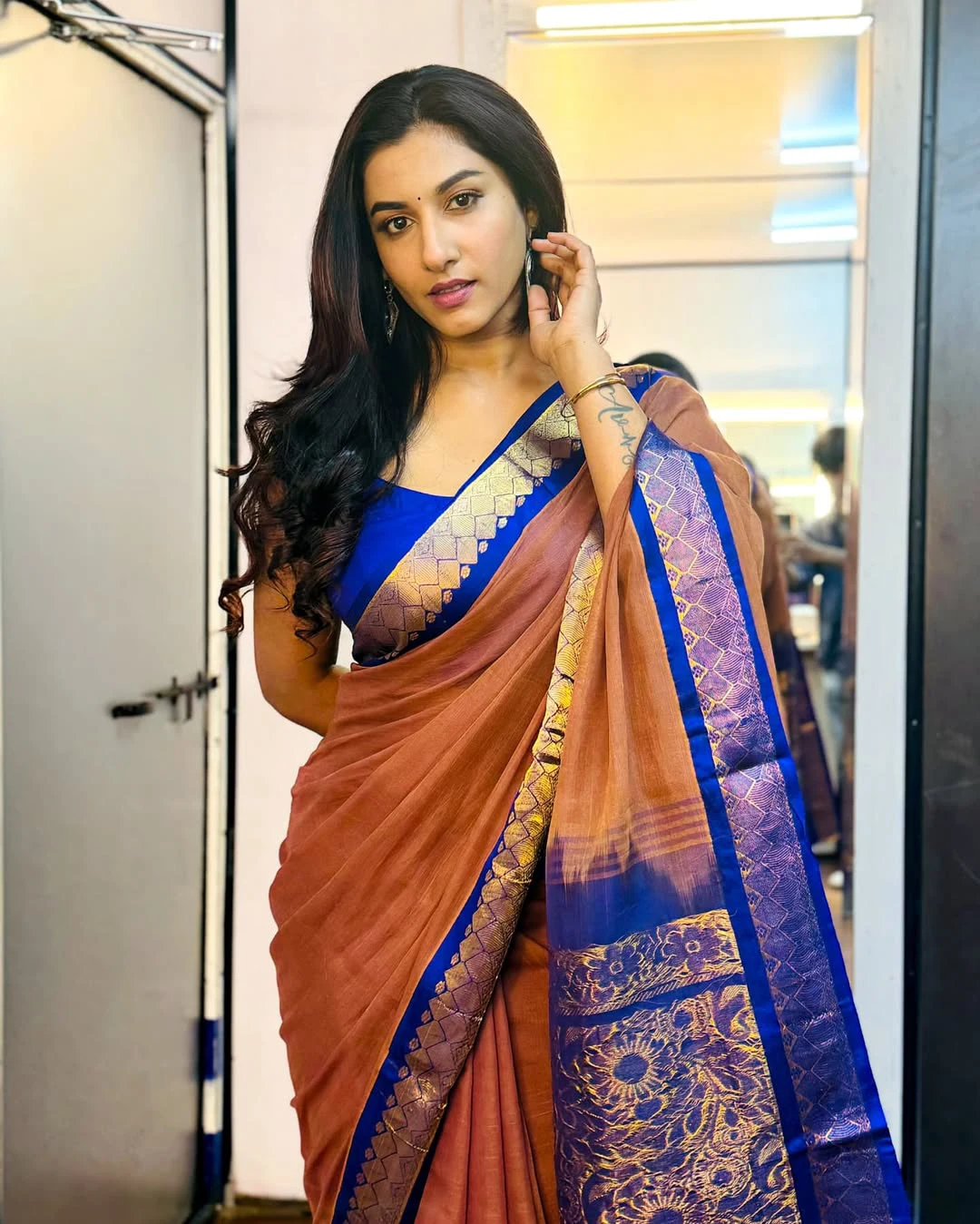 Anchor Vishnupriyaa Bhimeneni in Saree