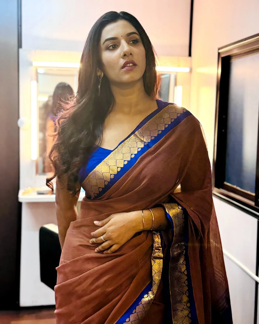 Anchor Vishnupriyaa Bhimeneni in Saree