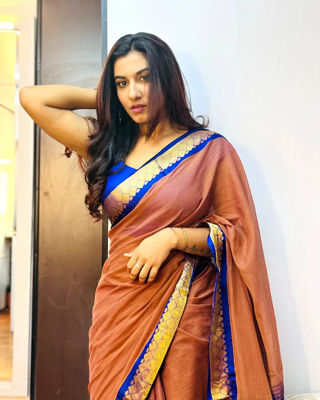 Anchor Vishnupriyaa Bhimeneni in Saree