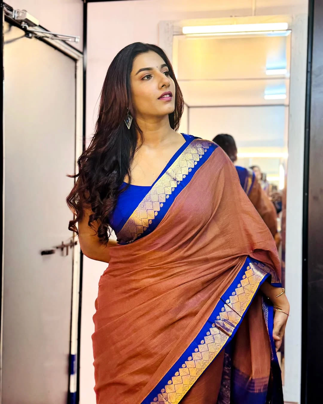 Anchor Vishnupriyaa Bhimeneni in Saree