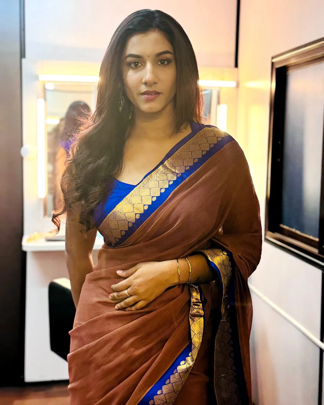 Anchor Vishnupriyaa Bhimeneni in Saree