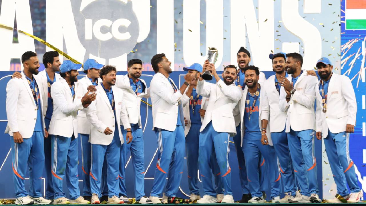 Champions Trophy : అరెరె ఈ విషయాన్ని గమనించారా? భారత ఆటగాళ్లు వైట్ జాకెట్స్ ఎందుకు ధరించారు? దాని వెనుక ఉన్న కథేంటి ? Champions Trophy : అరెరె ఈ విషయాన్ని గమనించారా? భారత ఆటగాళ్లు వైట్ జాకెట్స్ ఎందుకు ధరించారు? దాని వెనుక ఉన్న కథేంటి ?