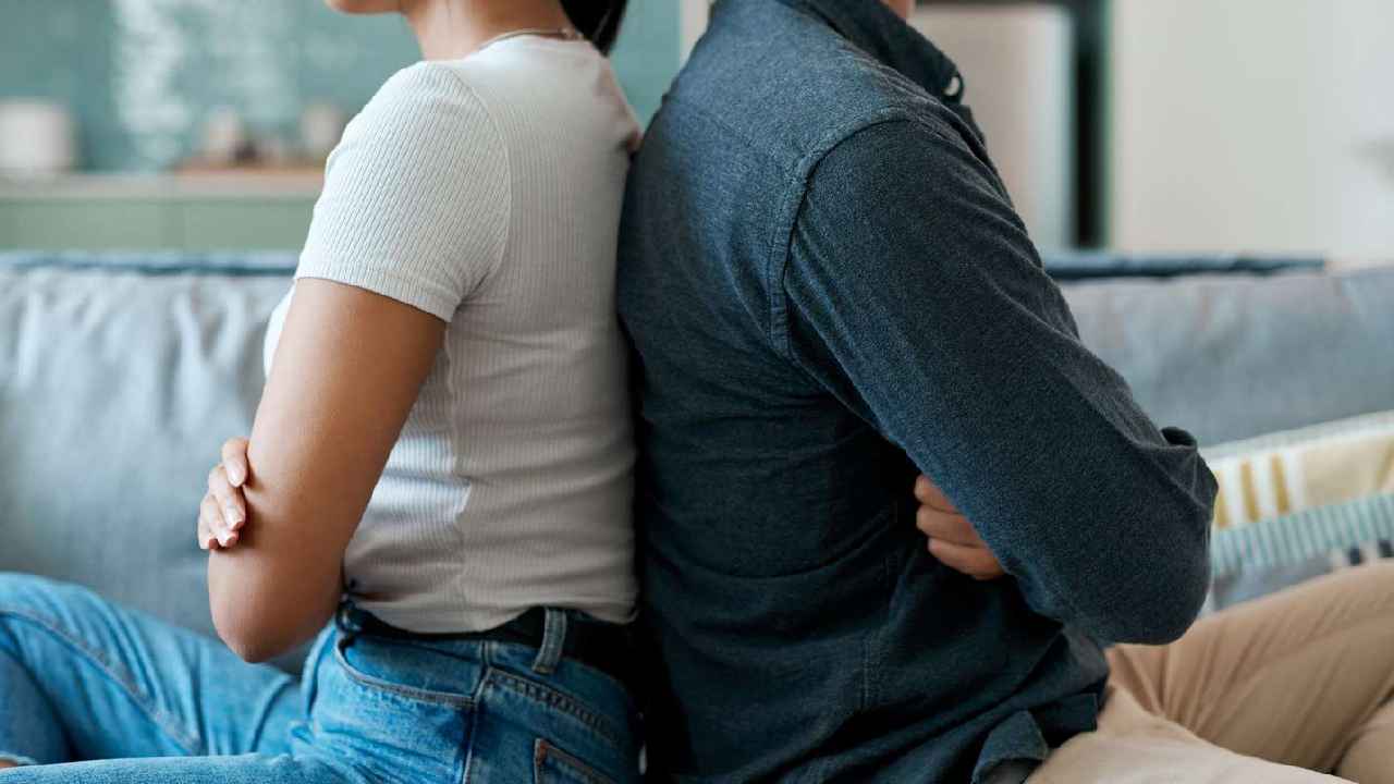 Wife Harassment : రోజుకు 5వేలు ఇస్తేనే కాపురం చేస్తానంటోంది..!- భార్యపై పోలీసులకు భర్త ఫిర్యాదు Wife Harassment : రోజుకు 5వేలు ఇస్తేనే కాపురం చేస్తానంటోంది..!- భార్యపై పోలీసులకు భర్త ఫిర్యాదు