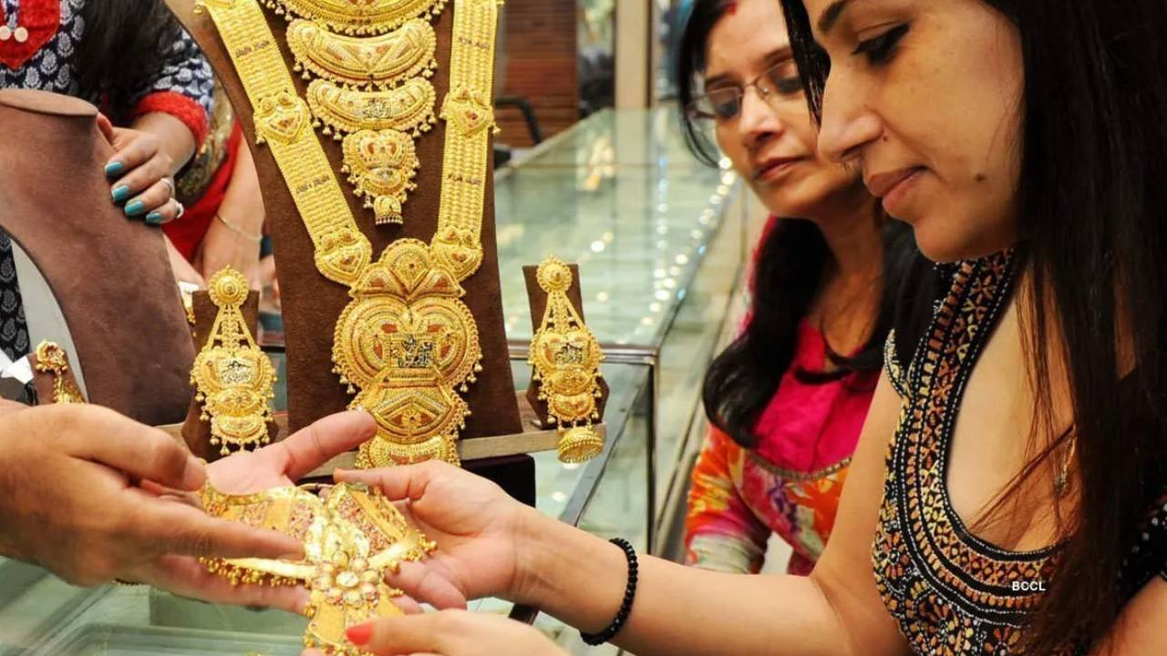 Gold: బంగారంపై పెట్టుబడి పెడితే కాసుల వర్షం కురిపిస్తుందా.. సెంట్రల్ బ్యాంక్లు ఏం చేస్తున్నాయో తెలుసా.. Gold: బంగారంపై పెట్టుబడి పెడితే కాసుల వర్షం కురిపిస్తుందా.. సెంట్రల్ బ్యాంక్లు ఏం చేస్తున్నాయో తెలుసా..