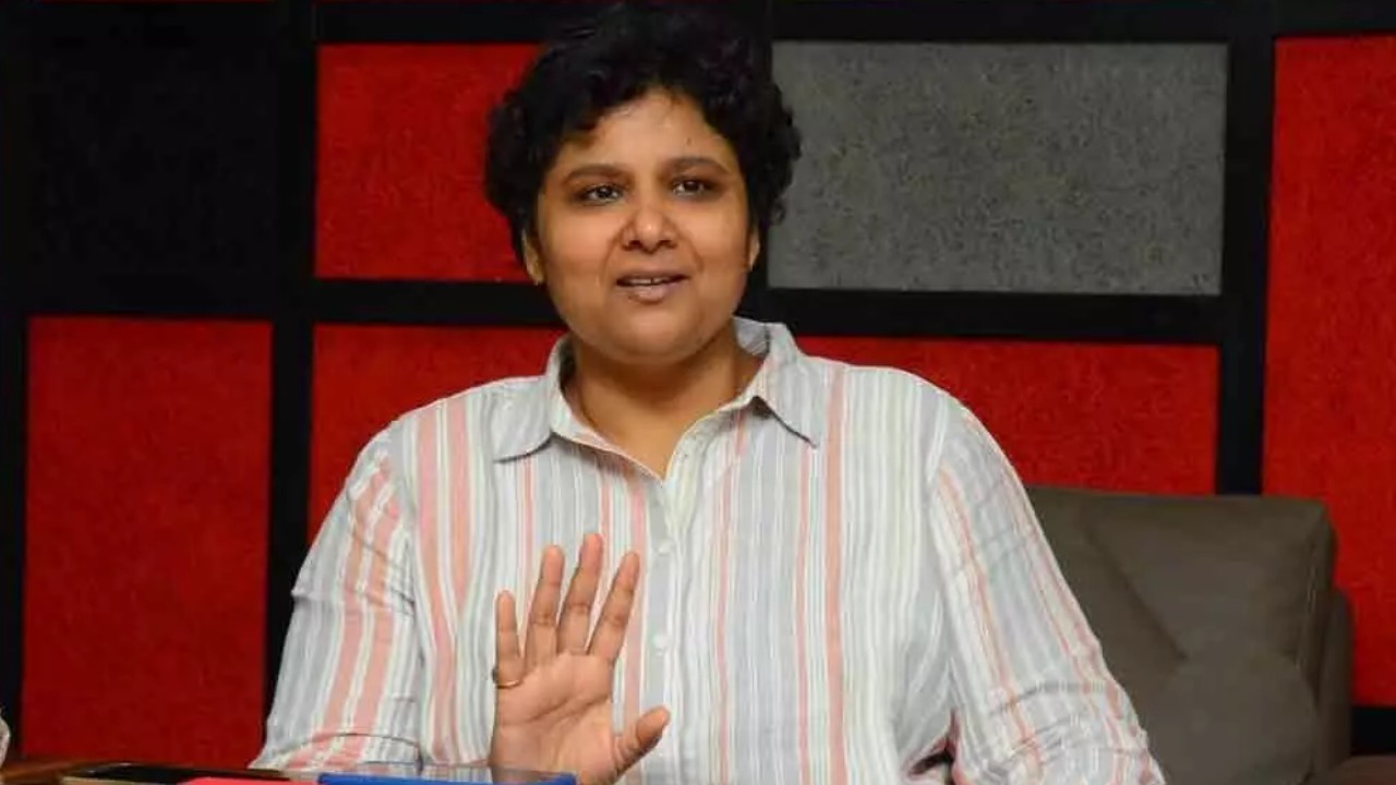 Nandini Reddy : అబ్బాయిల మీద కూడా కొంతమంది అమ్మాయిలు తప్పుడు కేసులు పెడుతున్నారు.. డైరెక్టర్ నందిని రెడ్డి కామెంట్స్.. Nandini Reddy : అబ్బాయిల మీద కూడా కొంతమంది అమ్మాయిలు తప్పుడు కేసులు పెడుతున్నారు.. డైరెక్టర్ నందిని రెడ్డి కామెంట్స్..
