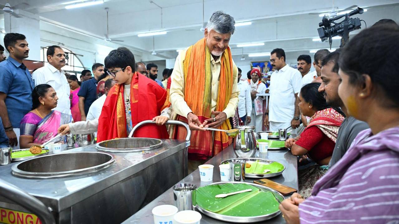 CM Chandrababu Naidu: మనవడు దేవాంశ్, కుటుంబ సభ్యులతో తిరుమల శ్రీవారి సేవలో సీఎం చంద్రబాబు.. ఫొటోలు వైరల్