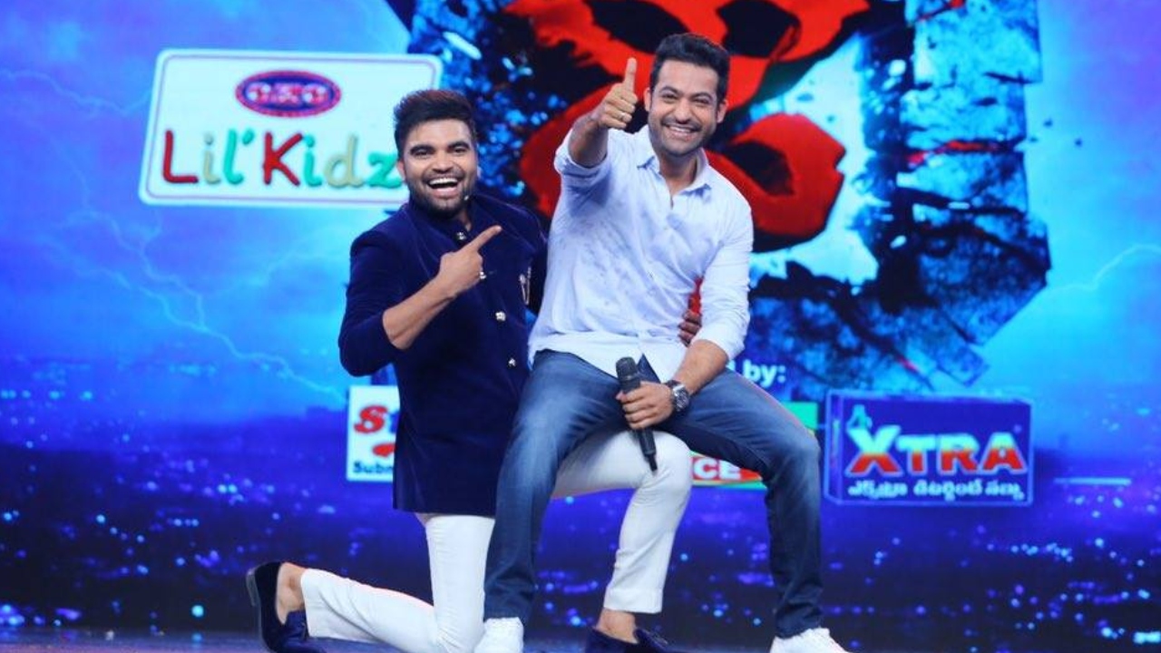 NTR – Pradeep : ఎన్టీఆర్ – ప్రదీప్ ఇంత క్లోజా..? మలేషియాకు తీసుకెళ్లి.. ఎన్టీఆర్ తల్లికి ప్రదీప్ అంటే ఎంత ఇష్టమో.. NTR – Pradeep : ఎన్టీఆర్ – ప్రదీప్ ఇంత క్లోజా..? మలేషియాకు తీసుకెళ్లి.. ఎన్టీఆర్ తల్లికి ప్రదీప్ అంటే ఎంత ఇష్టమో..