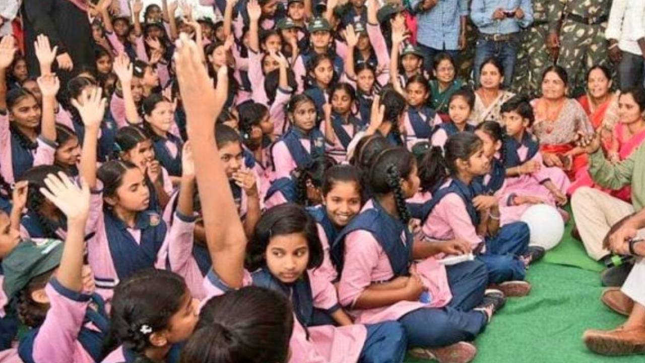 Telangana: స్కూల్ యూనిఫామ్ డిజైన్ మారింది.. వారికి నిక్కర్లే.. Telangana: స్కూల్ యూనిఫామ్ డిజైన్ మారింది.. వారికి నిక్కర్లే..