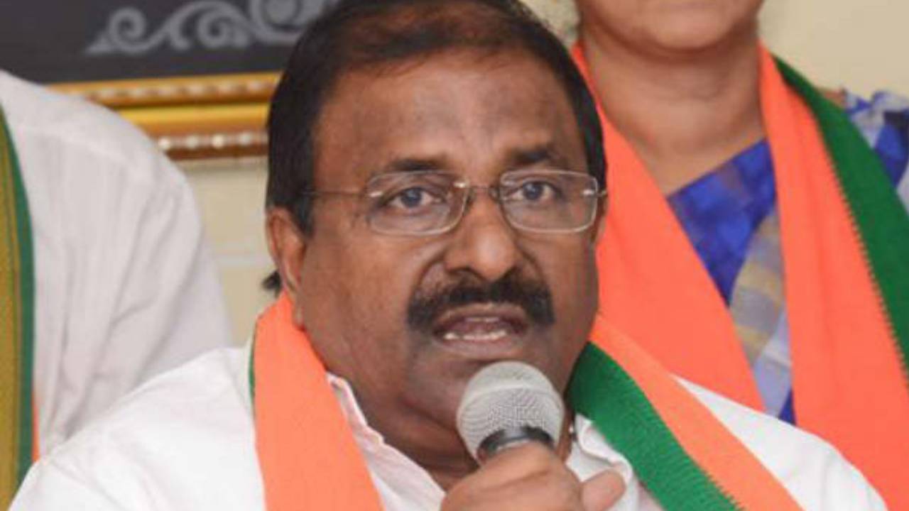 AP BJP: ఏపీ బీజేపీ ఎమ్మెల్సీ అభ్యర్థిగా సోము వీర్రాజు ఖరారు.. AP BJP: ఏపీ బీజేపీ ఎమ్మెల్సీ అభ్యర్థిగా సోము వీర్రాజు ఖరారు..
