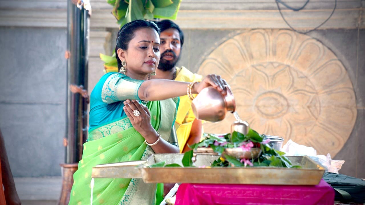 Anchor Suma : బళ్లారిలోని ఆ శివాలయంలో యాంకర్ సుమ ప్రత్యేక పూజలు.. Anchor Suma : బళ్లారిలోని ఆ శివాలయంలో యాంకర్ సుమ ప్రత్యేక పూజలు..