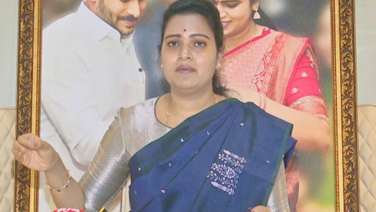 Vidadala Rajini: మాజీ మంత్రి విడదల రజినికి బిగ్ షాక్.. ఏసీబీ కేసు నమోదు Vidadala Rajini: మాజీ మంత్రి విడదల రజినికి బిగ్ షాక్.. ఏసీబీ కేసు నమోదు