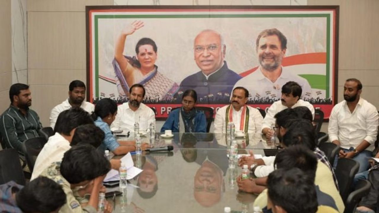 మీనాక్షి నటరాజన్ సచివాలయానికి రావడంపై సీఎం, మంత్రులు విస్మయం..! ప్రజల్లోకి తప్పుడు సంకేతాలు వెళ్లాయా? మీనాక్షి నటరాజన్ సచివాలయానికి రావడంపై సీఎం, మంత్రులు విస్మయం..! ప్రజల్లోకి తప్పుడు సంకేతాలు వెళ్లాయా?