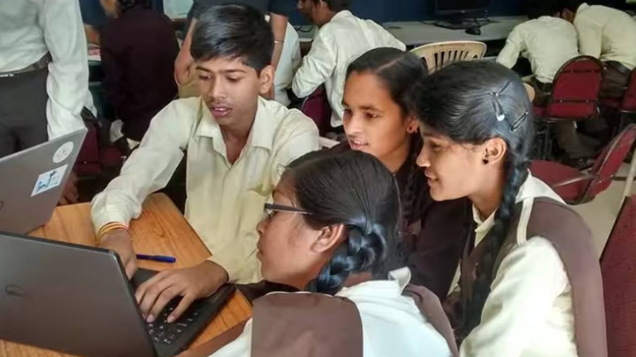 10th Class Results: ఏపీలో పదో తరగతి పరీక్షల ఫలితాలు విడుదల.. ఇలా చెక్ చేసుకోండి 10th Class Results: ఏపీలో పదో తరగతి పరీక్షల ఫలితాలు విడుదల.. ఇలా చెక్ చేసుకోండి