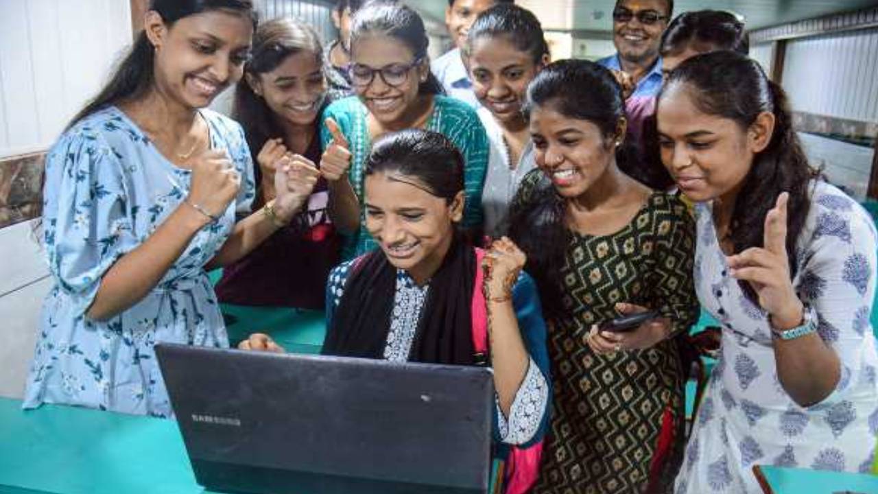 10th Class Results: తెలంగాణలో టెన్త్ ఫలితాలపై కీలక అప్డేట్.. ముగిసిన మూల్యాంకనం.. ఫలితాలు విడుదల ఆలస్యమవుతుందా..? ఎందుకంటే.. 10th Class Results: తెలంగాణలో టెన్త్ ఫలితాలపై కీలక అప్డేట్.. ముగిసిన మూల్యాంకనం.. ఫలితాలు విడుదల ఆలస్యమవుతుందా..? ఎందుకంటే..