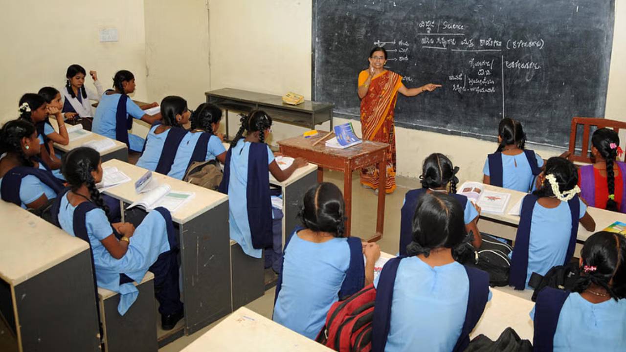 DSC 2025: డీఎస్సీ.. వివాహిత మహిళా అభ్యర్థులకు బిగ్ అలర్ట్.. గ్రూప్ 1 మెయిన్స్ పరీక్షల తేదీ ఖరారు DSC 2025: డీఎస్సీ.. వివాహిత మహిళా అభ్యర్థులకు బిగ్ అలర్ట్.. గ్రూప్ 1 మెయిన్స్ పరీక్షల తేదీ ఖరారు