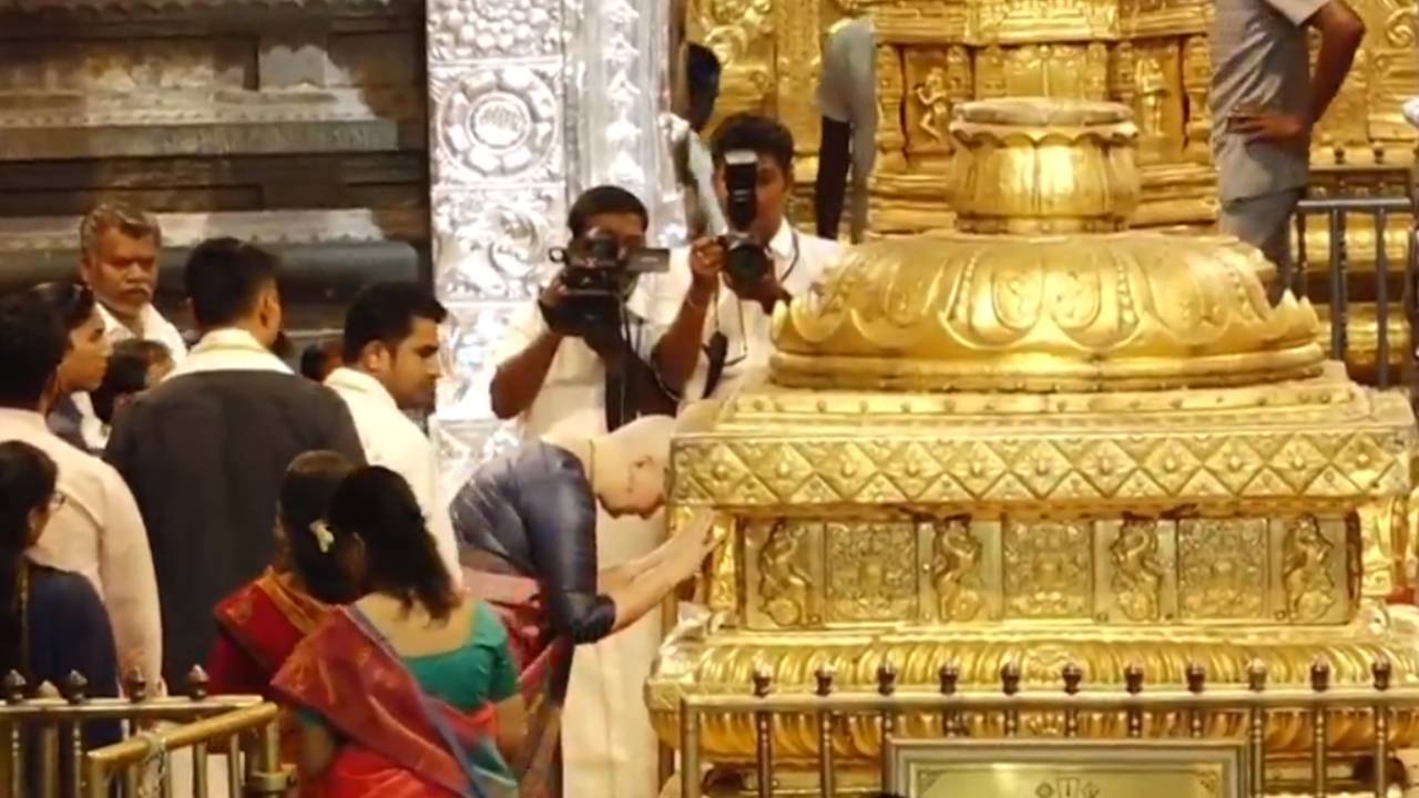 Pawan Kalyan Wife: తిరుమల శ్రీవారిని దర్శించుకున్న పవన్ కల్యాణ్ సతీమణి అన్నా కొణిదల.. వీడియో Pawan Kalyan Wife: తిరుమల శ్రీవారిని దర్శించుకున్న పవన్ కల్యాణ్ సతీమణి అన్నా కొణిదల.. వీడియో