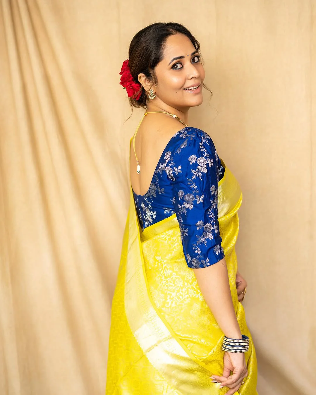 Anasuya Bharadwaj Cute Sraee Looks