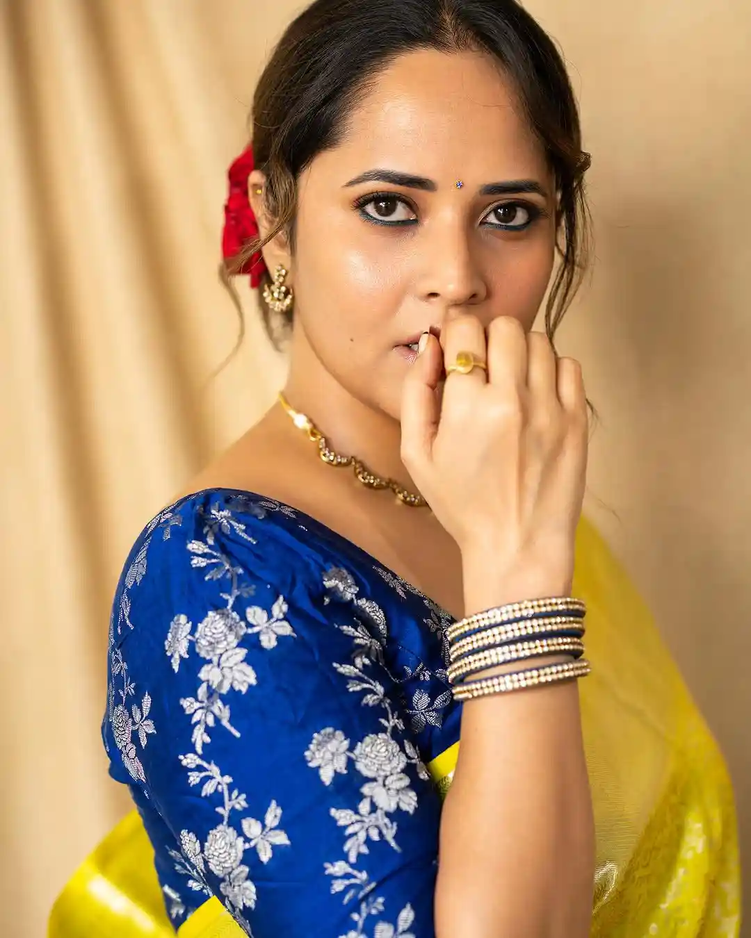 Anasuya Bharadwaj Cute Sraee Looks
