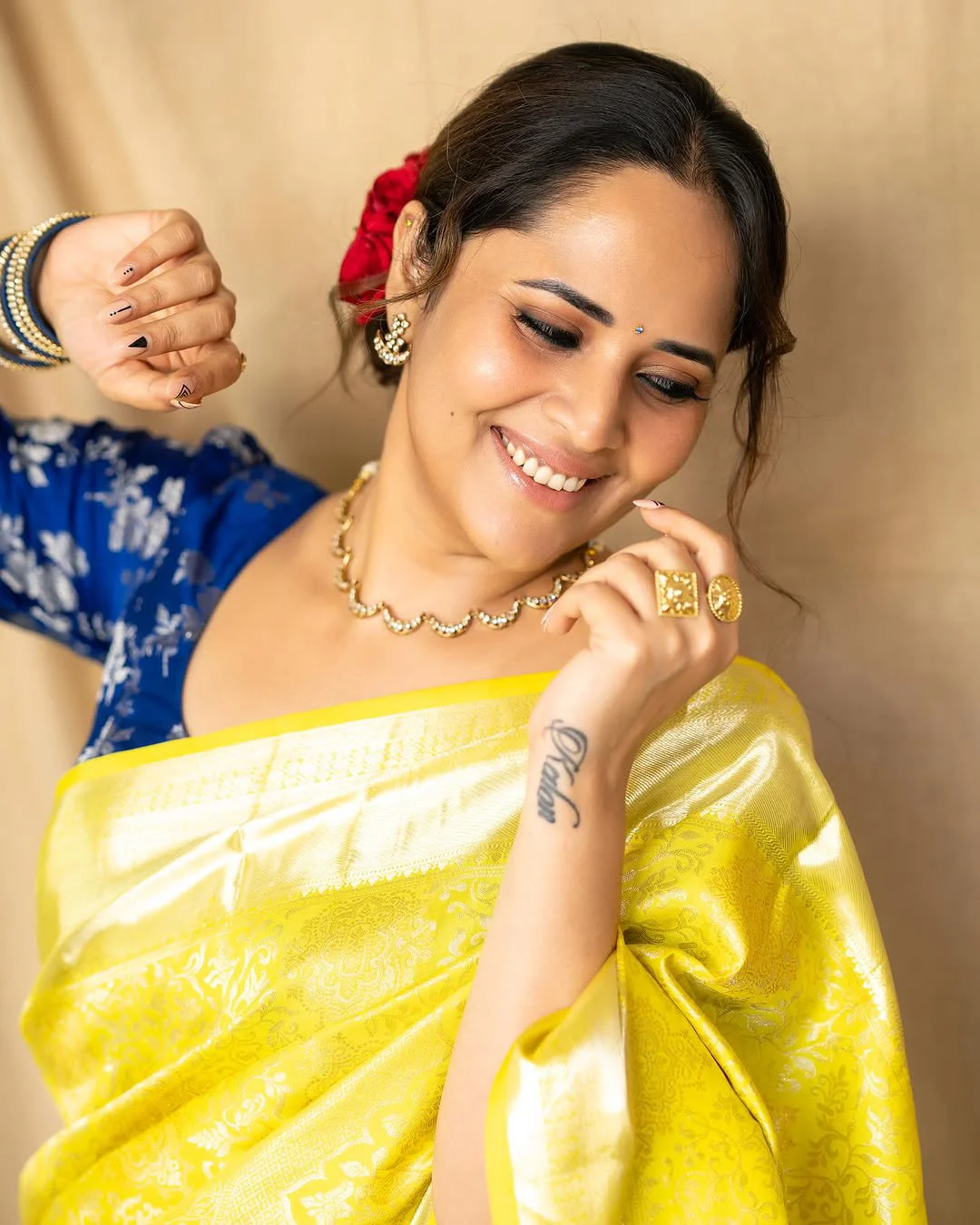 Anasuya Bharadwaj Cute Sraee Looks