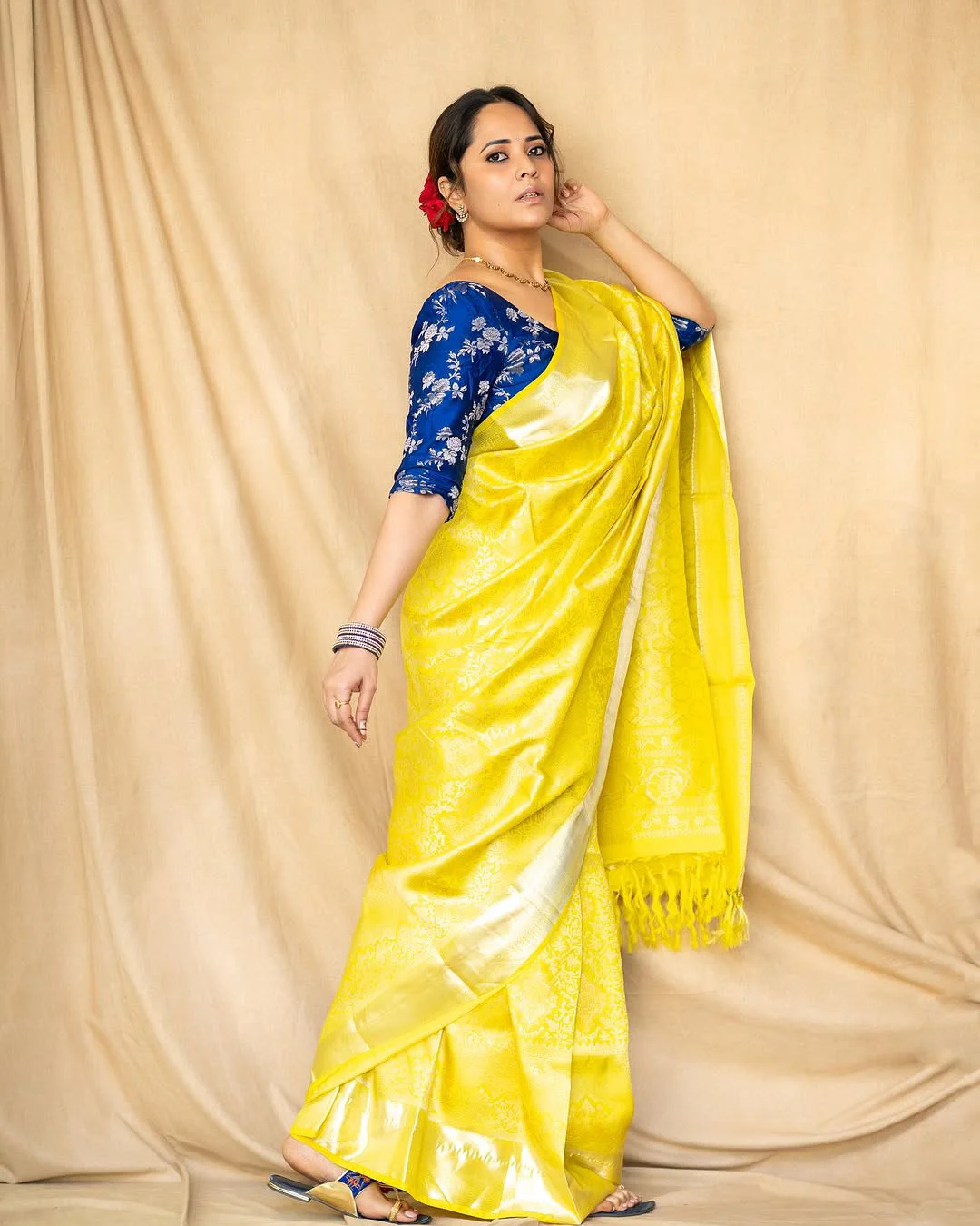 Anasuya Bharadwaj Cute Sraee Looks