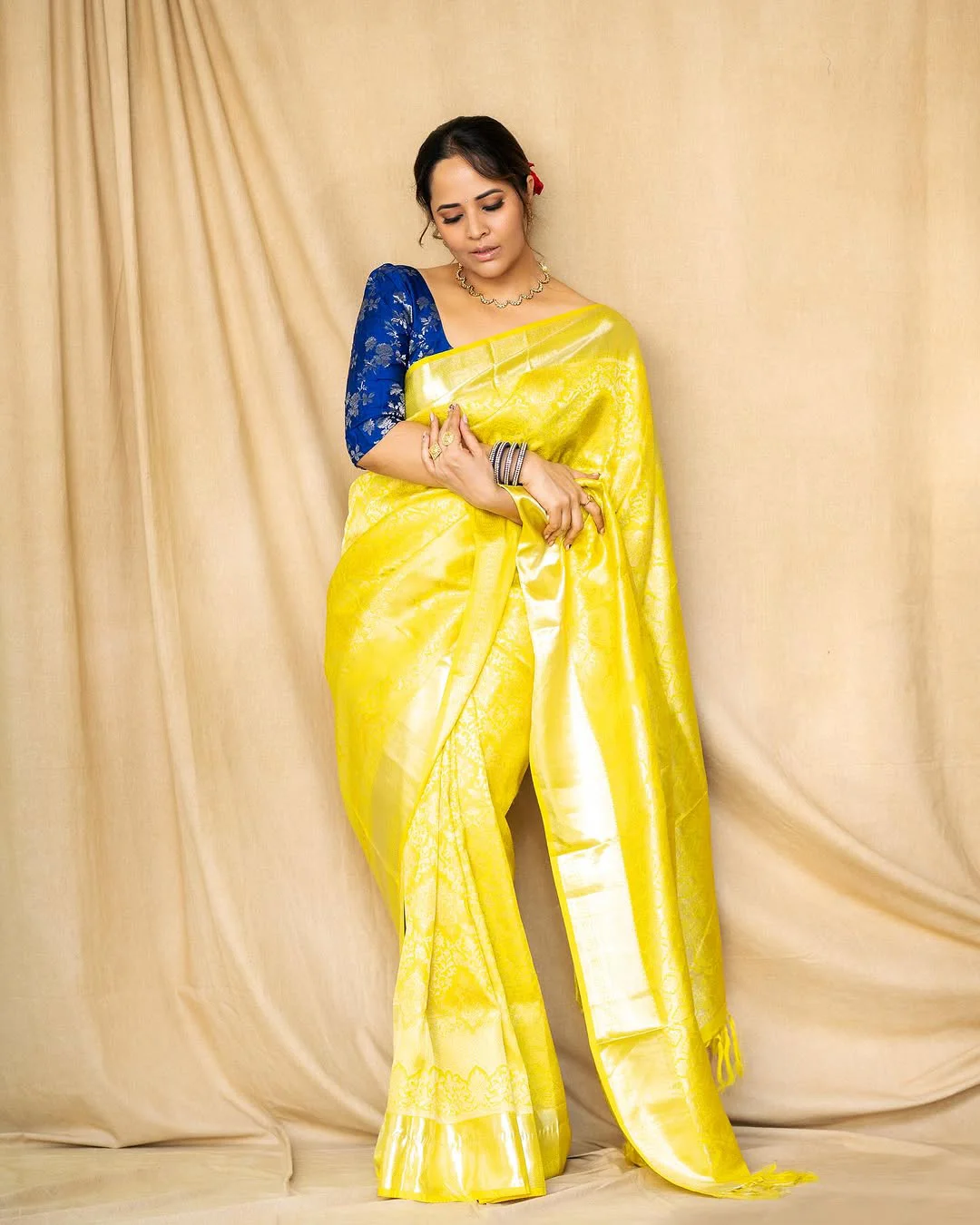Anasuya Bharadwaj Cute Sraee Looks