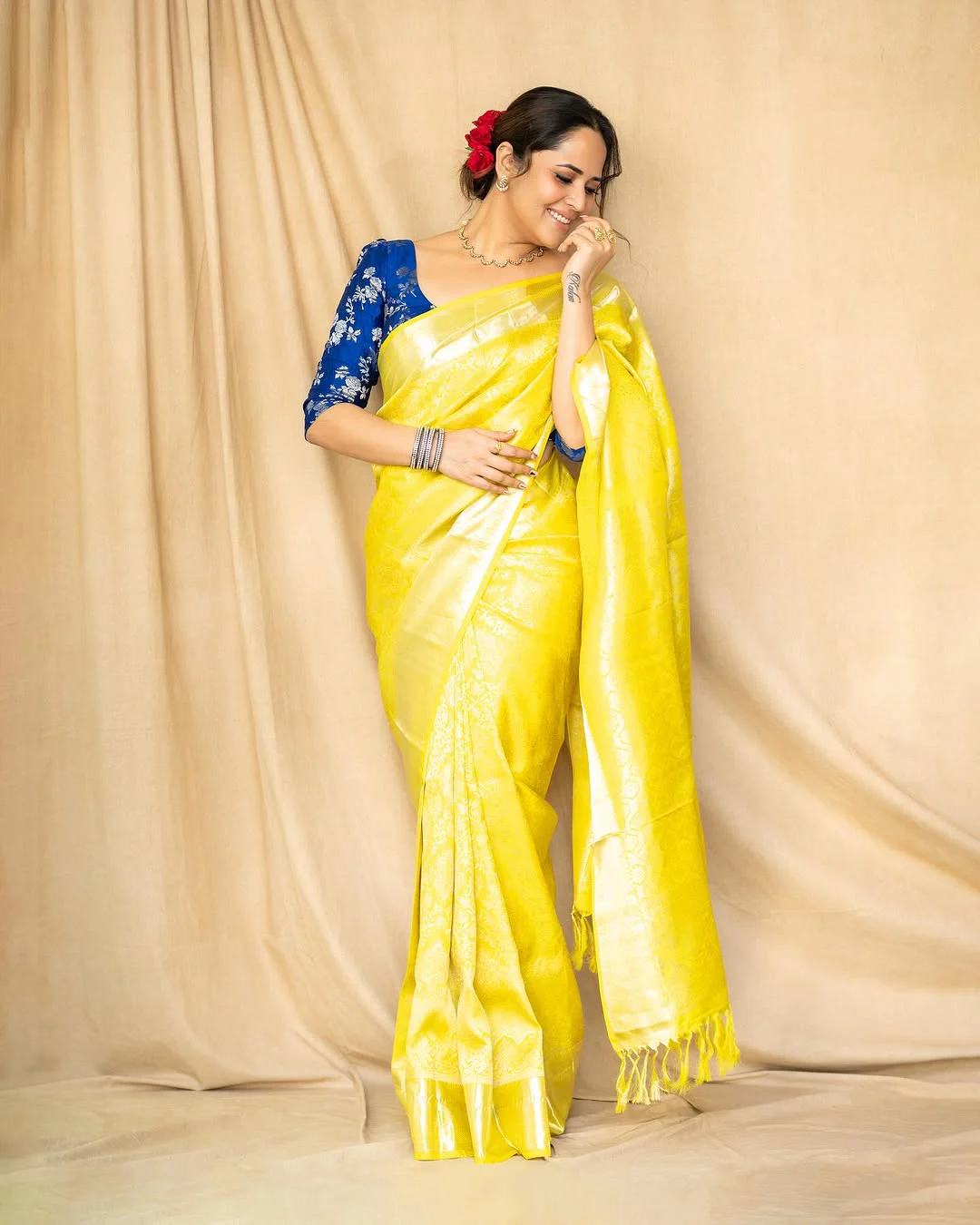 Anasuya Bharadwaj Cute Sraee Looks