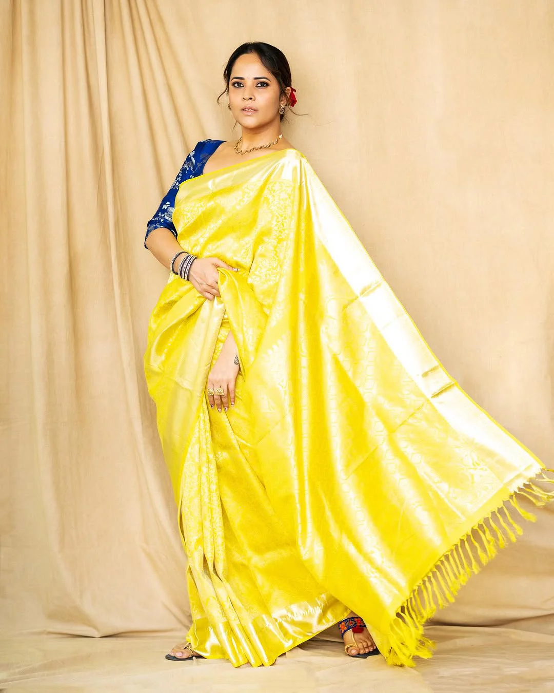 Anasuya Bharadwaj Cute Sraee Looks