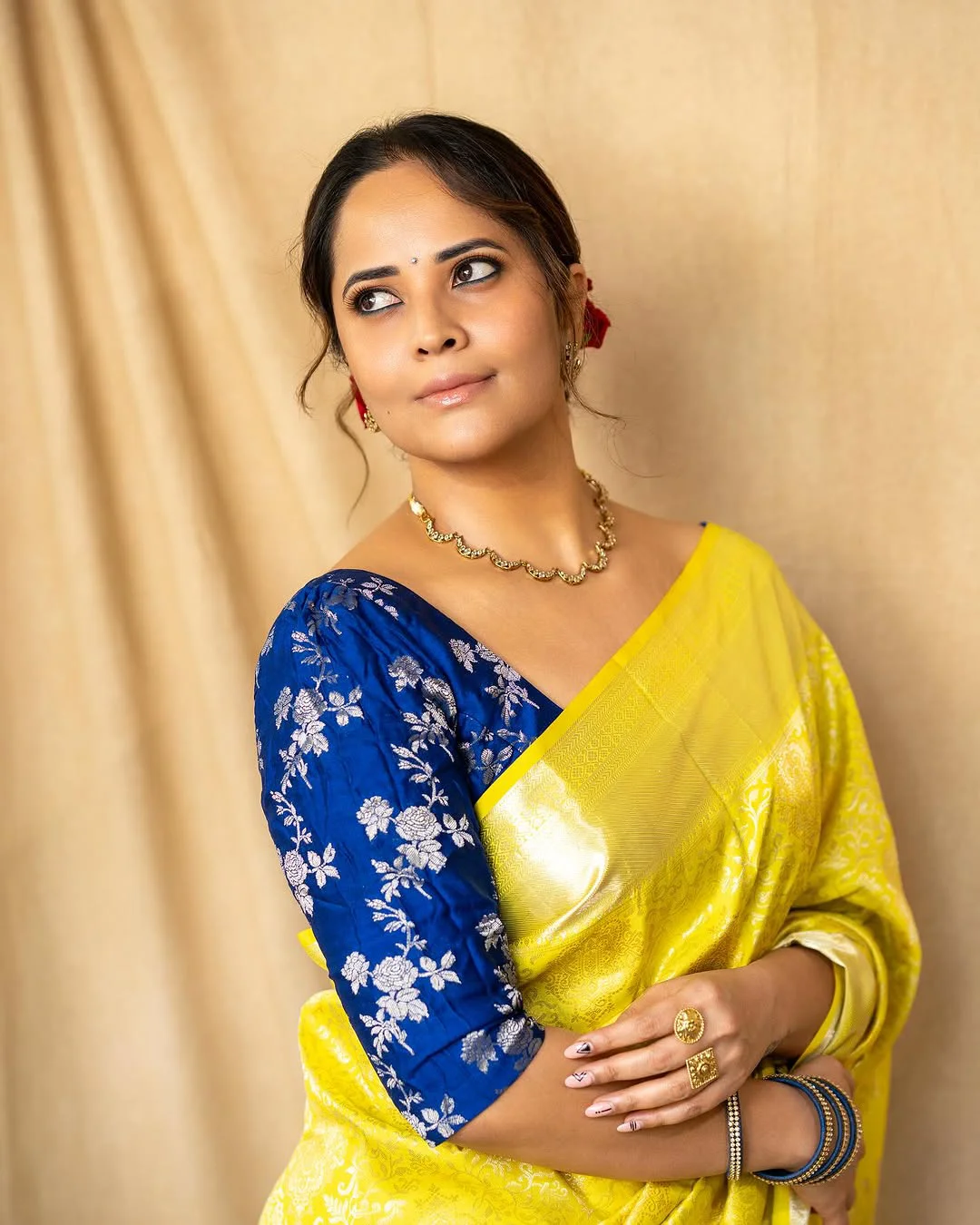 Anasuya Bharadwaj Cute Sraee Looks