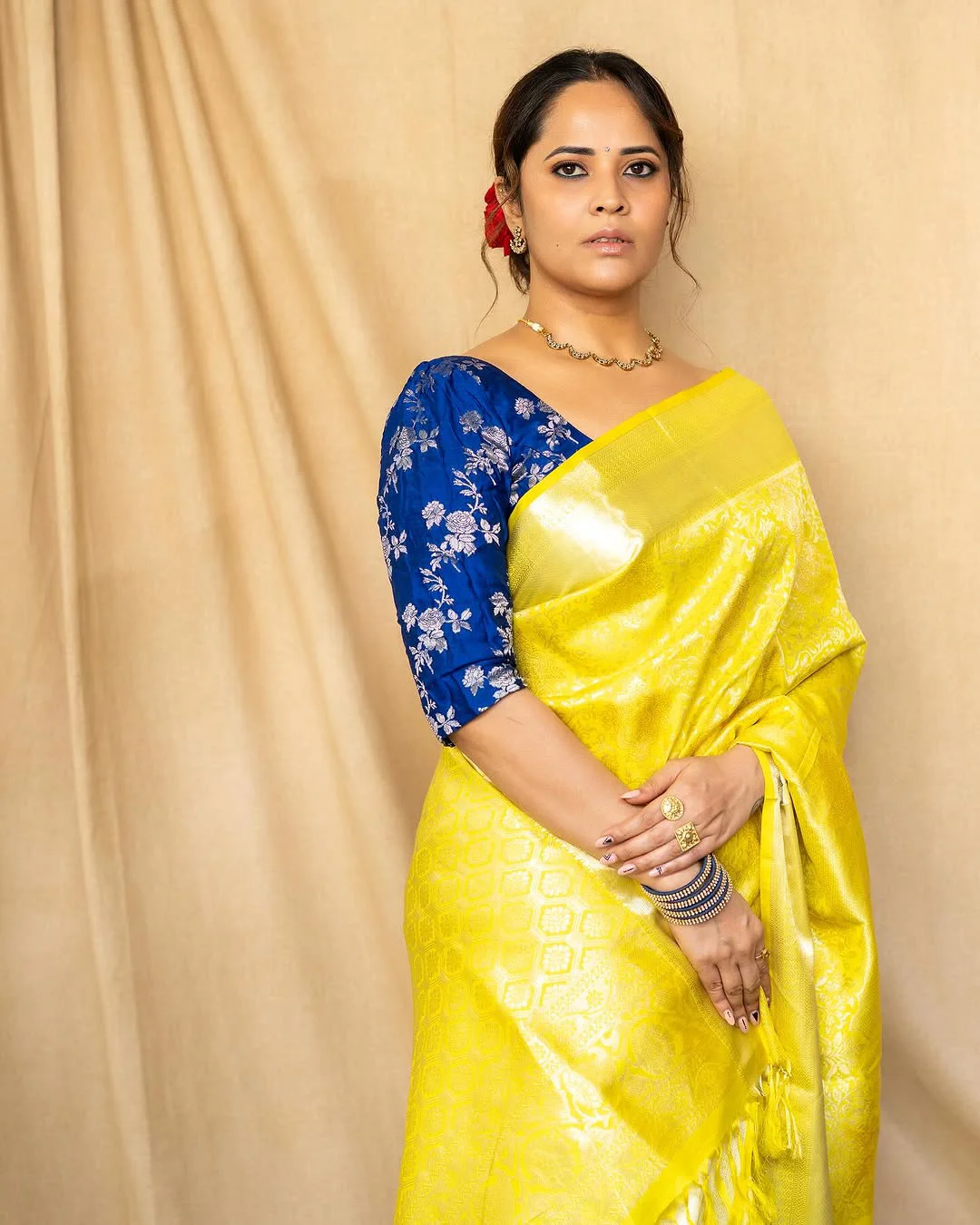 Anasuya Bharadwaj Cute Sraee Looks