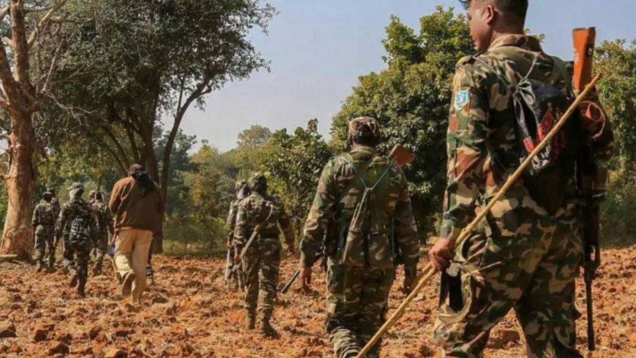 Anti-Naxal Operation : కర్రెగుట్టలో ‘ఆపరేషన్ కాగర్’.. హెలికాప్టర్ ద్వారా ఏరియల్ సర్వేతో మావోయిస్టుల ఏరివేత..! Anti-Naxal Operation : కర్రెగుట్టలో ‘ఆపరేషన్ కాగర్’.. హెలికాప్టర్ ద్వారా ఏరియల్ సర్వేతో మావోయిస్టుల ఏరివేత..!