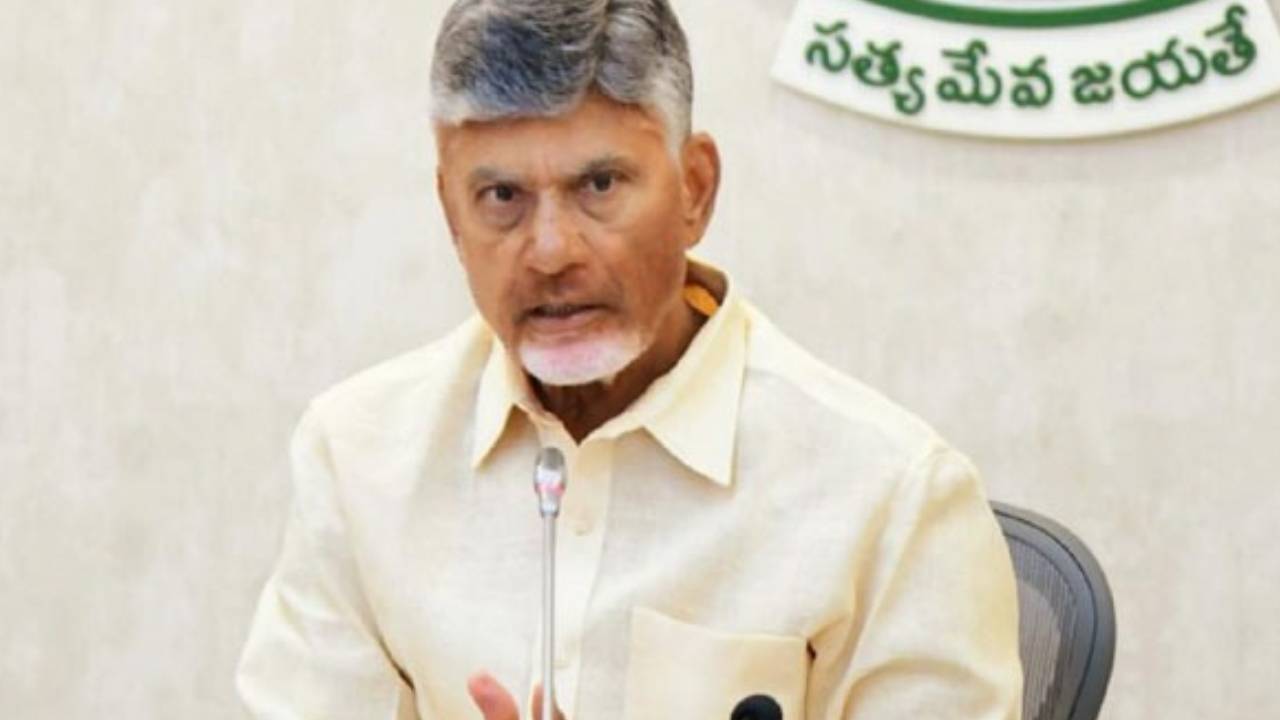 Cm Chandrababu: నేరస్తులకు అండగా నిలవడం ఏంటి? రాష్ట్రంలో ప్రమాదకర రాజకీయాలు నడుస్తున్నాయన్న సీఎం చంద్రబాబు Cm Chandrababu: నేరస్తులకు అండగా నిలవడం ఏంటి? రాష్ట్రంలో ప్రమాదకర రాజకీయాలు నడుస్తున్నాయన్న సీఎం చంద్రబాబు