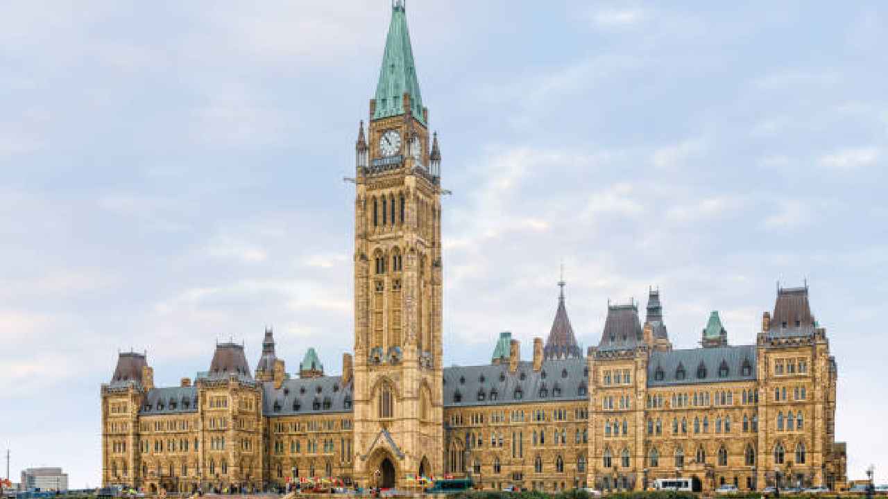 Canada Parliament : కెనడా పార్లమెంట్లో కలకలం.. భవనానికి తాళాలు వేసిన పోలీసులు, అసలేం జరిగింది? Canada Parliament : కెనడా పార్లమెంట్లో కలకలం.. భవనానికి తాళాలు వేసిన పోలీసులు, అసలేం జరిగింది?