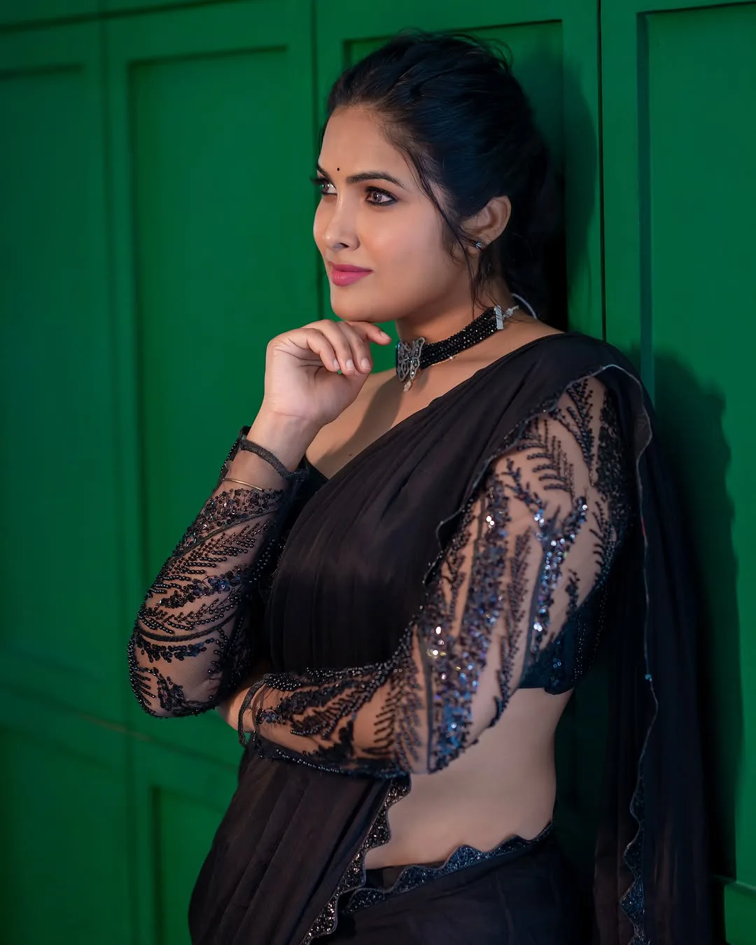Divi Stunning Looks in Black Saree