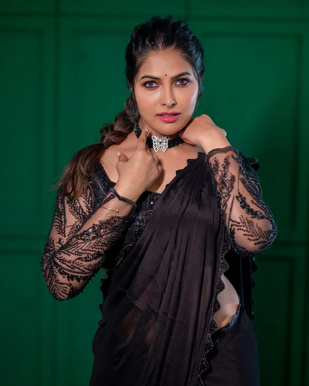 Divi Stunning Looks in Black Saree