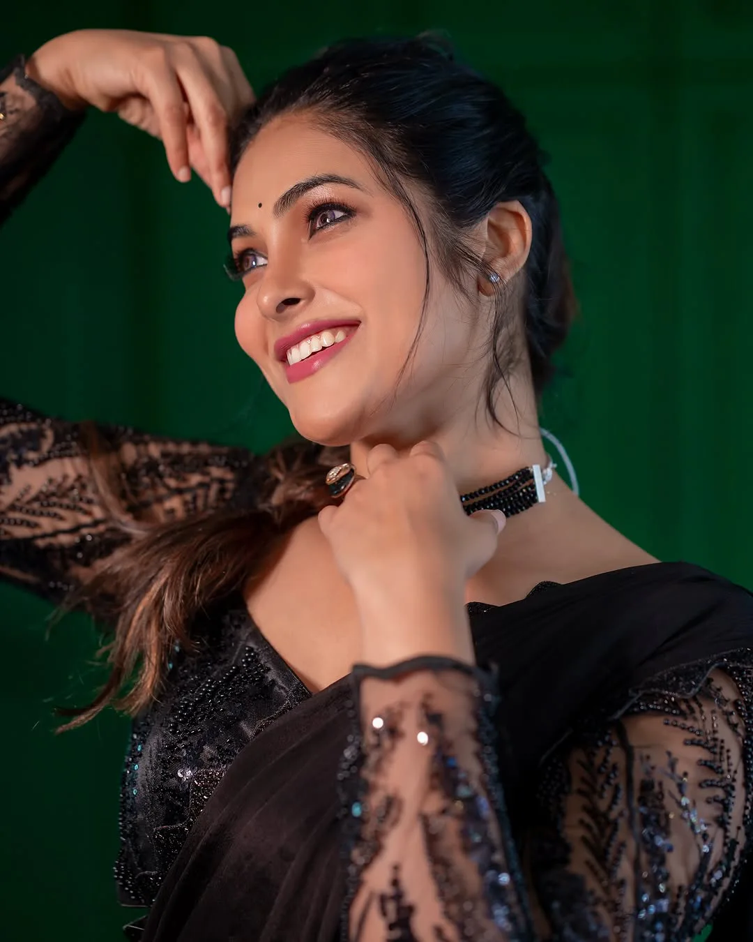 Divi Stunning Looks in Black Saree
