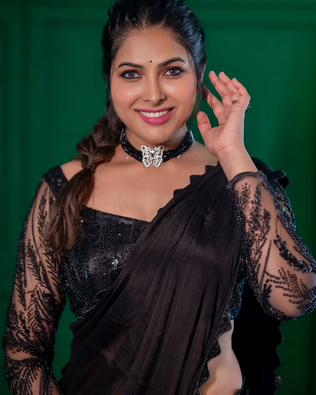 Divi Stunning Looks in Black Saree