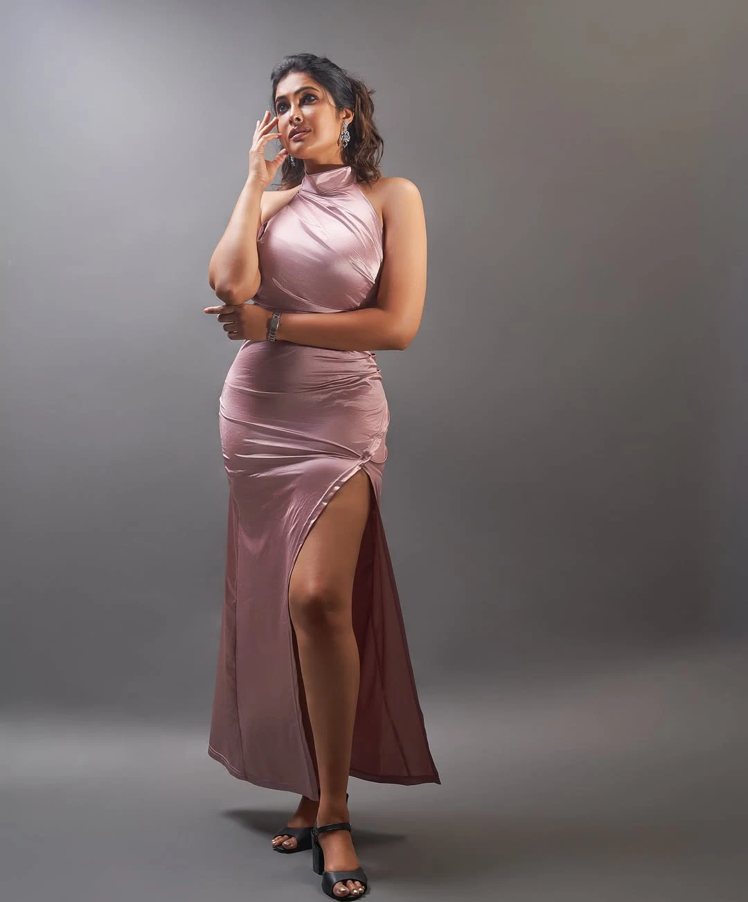 Divi Stunning Looks in Tight fit Dress