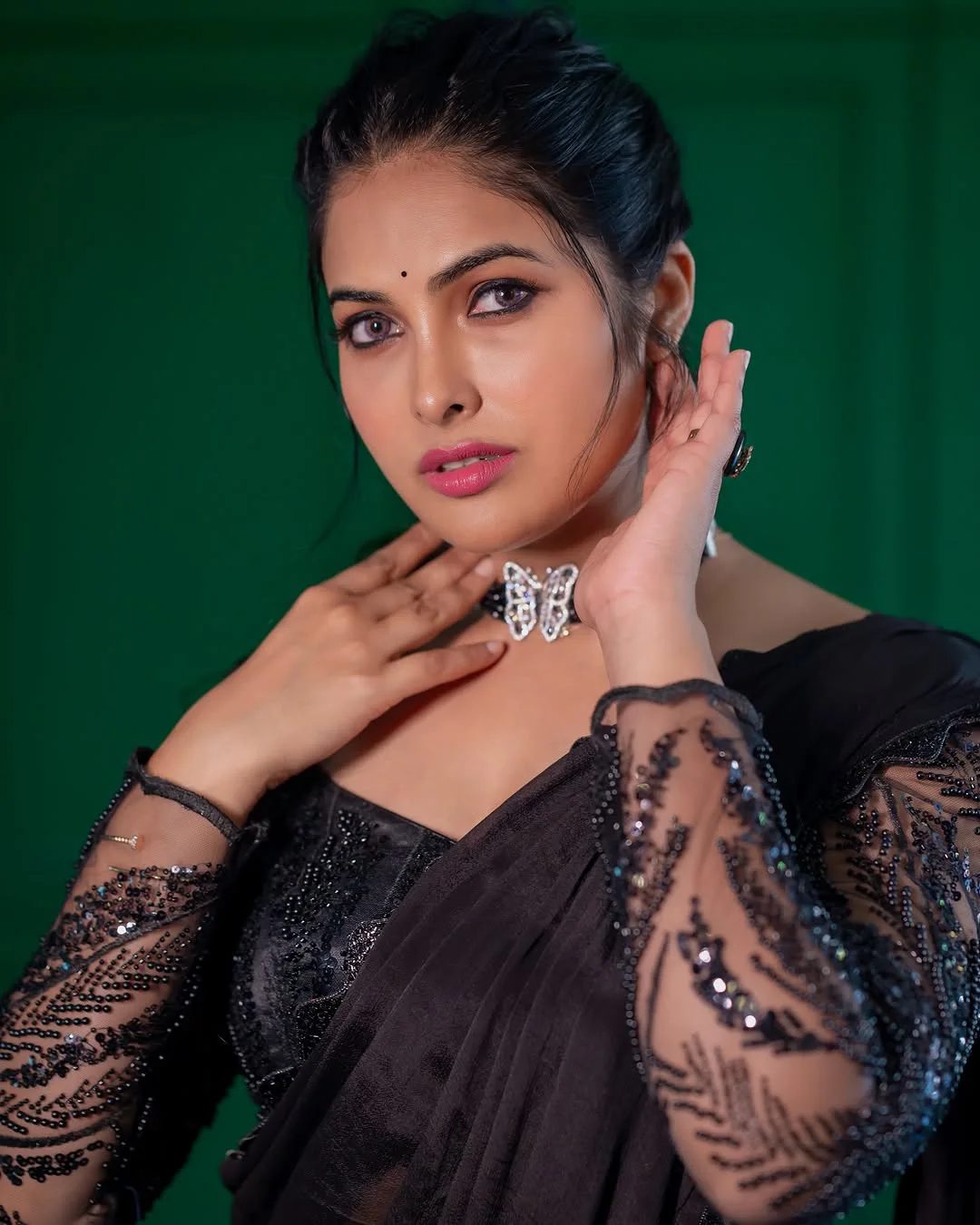 Divi Stunning Looks in Black Saree