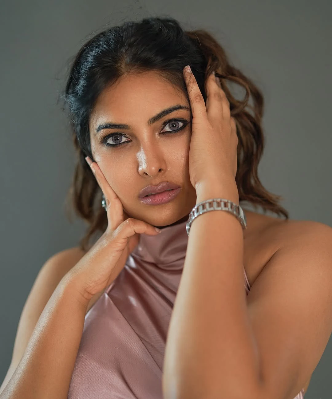 Divi Stunning Looks in Tight fit Dress