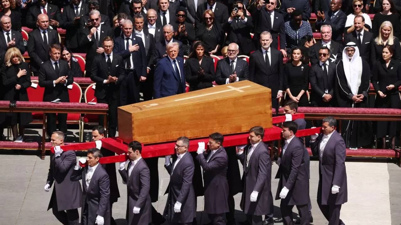Pope Francis Funeral : వాటికన్ మాస్టర్ ప్లాన్.. పోప్ అంత్యక్రియల్లో మొదటి వరుసలోనే డోనాల్డ్ ట్రంప్.. మూడో వరుసలో ప్రిన్స్ విలియం! Pope Francis Funeral : వాటికన్ మాస్టర్ ప్లాన్.. పోప్ అంత్యక్రియల్లో మొదటి వరుసలోనే డోనాల్డ్ ట్రంప్.. మూడో వరుసలో ప్రిన్స్ విలియం!