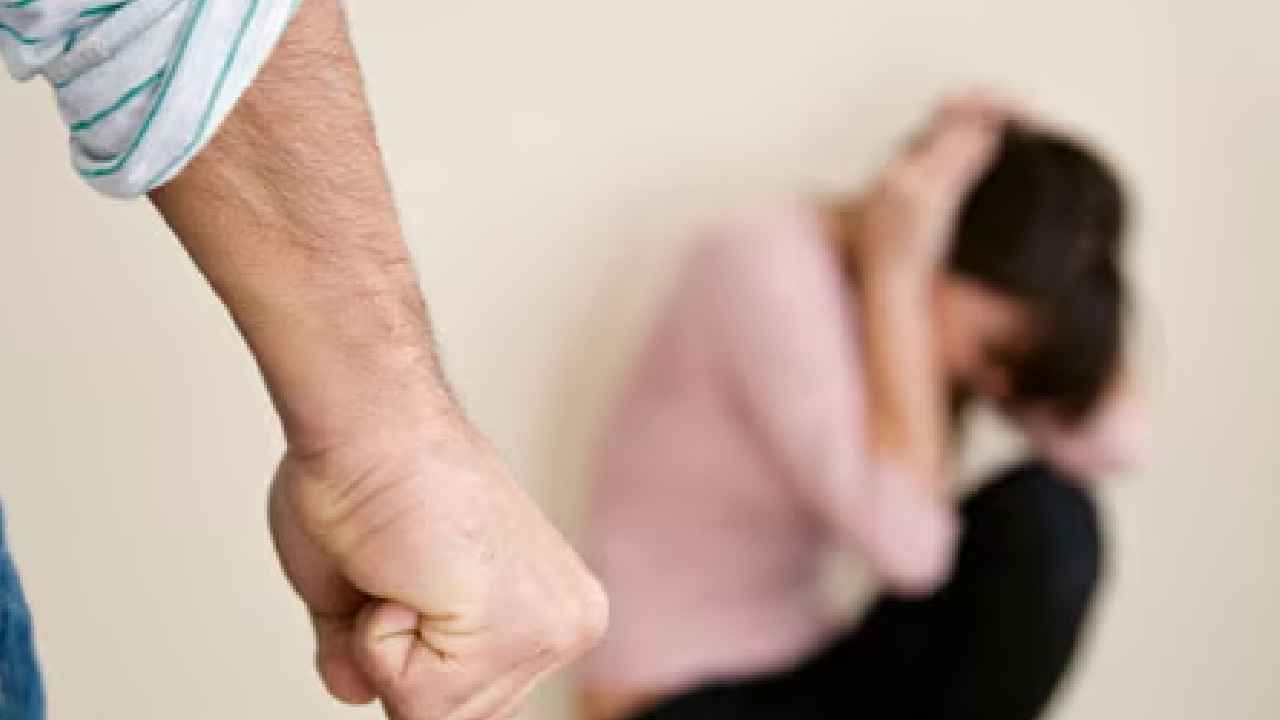 Dowry Demand : వివాహితని వివస్త్రని చేసి భర్త, అత్తమామలు, ఆడబిడ్డ దాడి.. నెల్లూరు జిల్లాలో దారుణం.. Dowry Demand : వివాహితని వివస్త్రని చేసి భర్త, అత్తమామలు, ఆడబిడ్డ దాడి.. నెల్లూరు జిల్లాలో దారుణం..